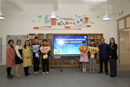 女大学生偷窥